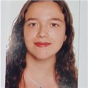 Profesora de inglés imparte clases a niños de todas las edades